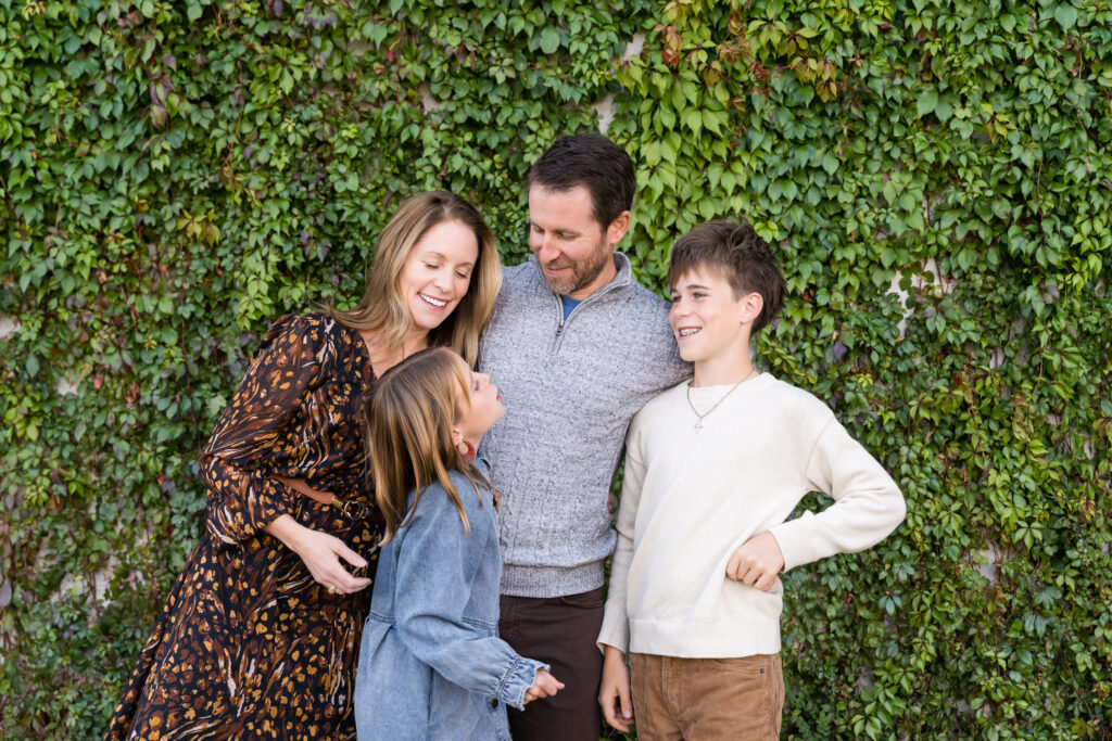 Austin family photographer capturing relaxed family photos at Waterloo Park